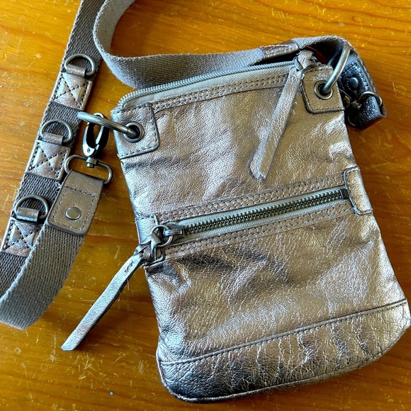 The Sak Handbags - EUC The Sak gold leather crossbody. Small - 6x8 inches. Holds phone, cards, keys